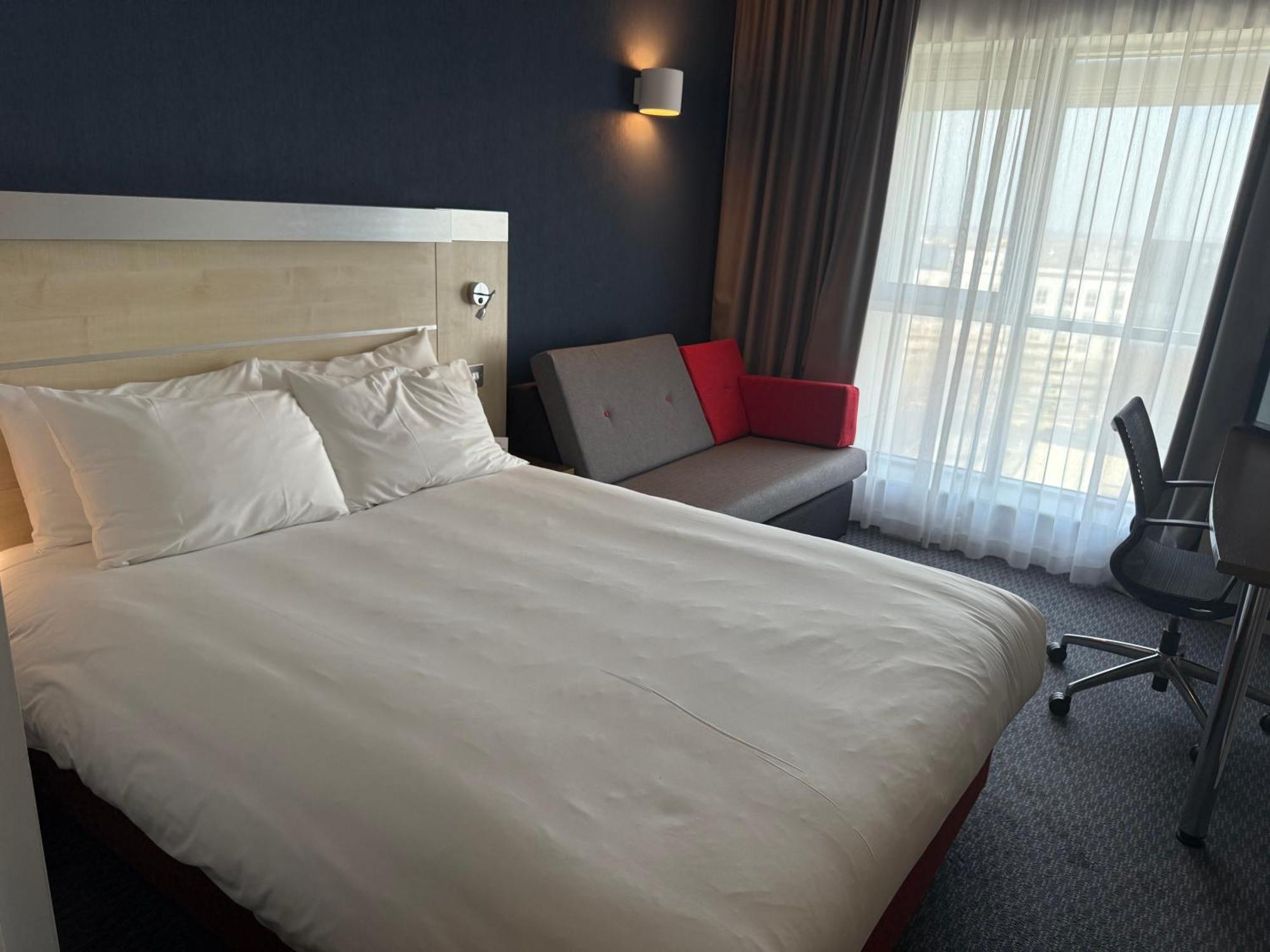 Holiday Inn Express Swindon City Centre By Ihg Exterior foto
