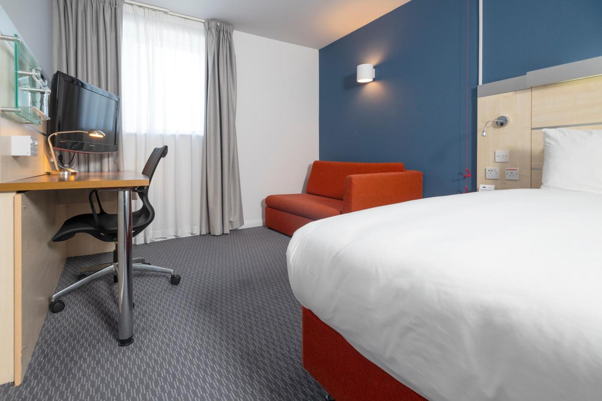 Holiday Inn Express Swindon City Centre By Ihg Exterior foto