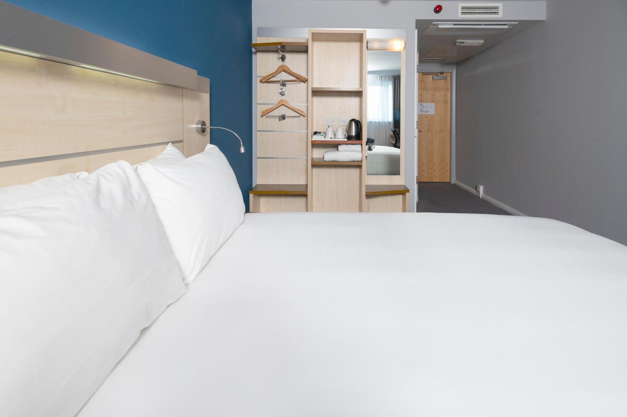 Holiday Inn Express Swindon City Centre By Ihg Exterior foto