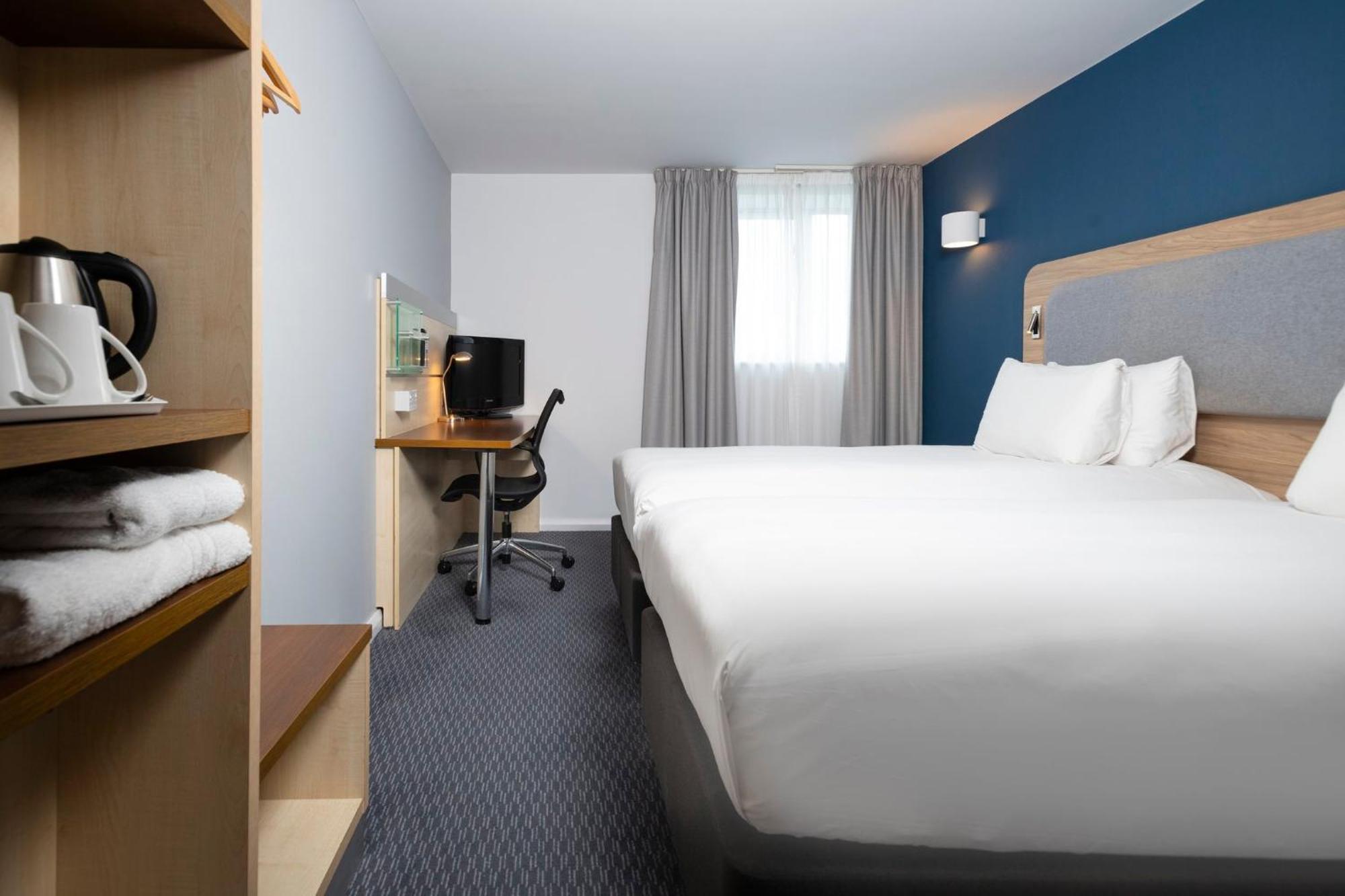 Holiday Inn Express Swindon City Centre By Ihg Exterior foto