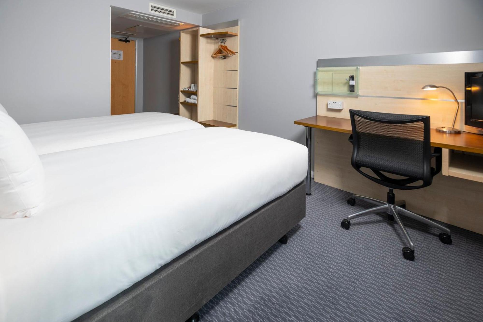 Holiday Inn Express Swindon City Centre By Ihg Exterior foto
