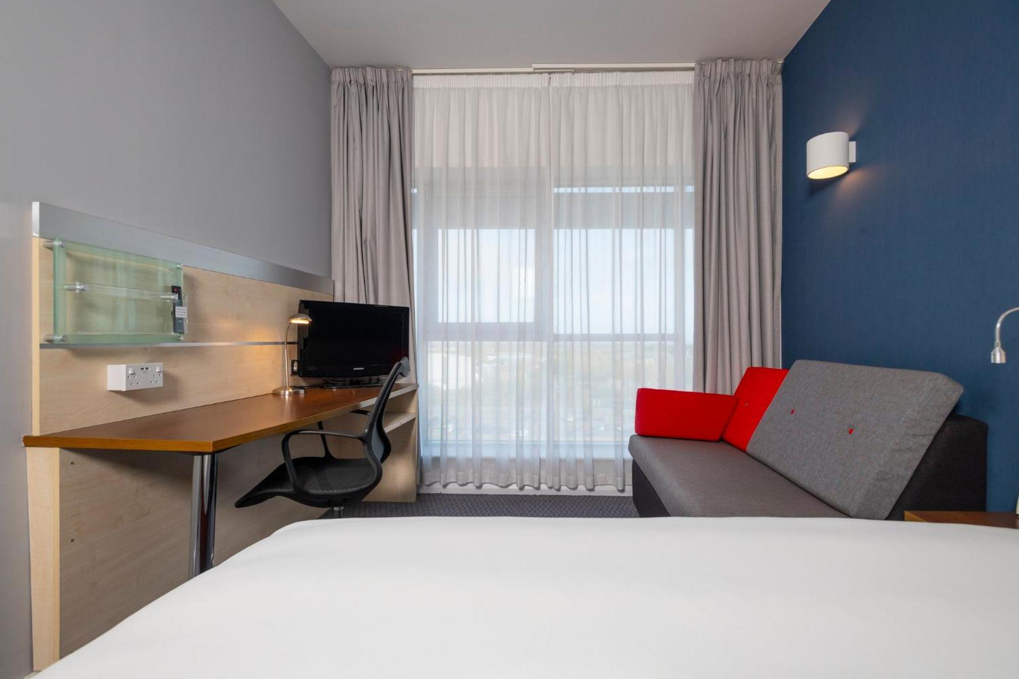 Holiday Inn Express Swindon City Centre By Ihg Exterior foto