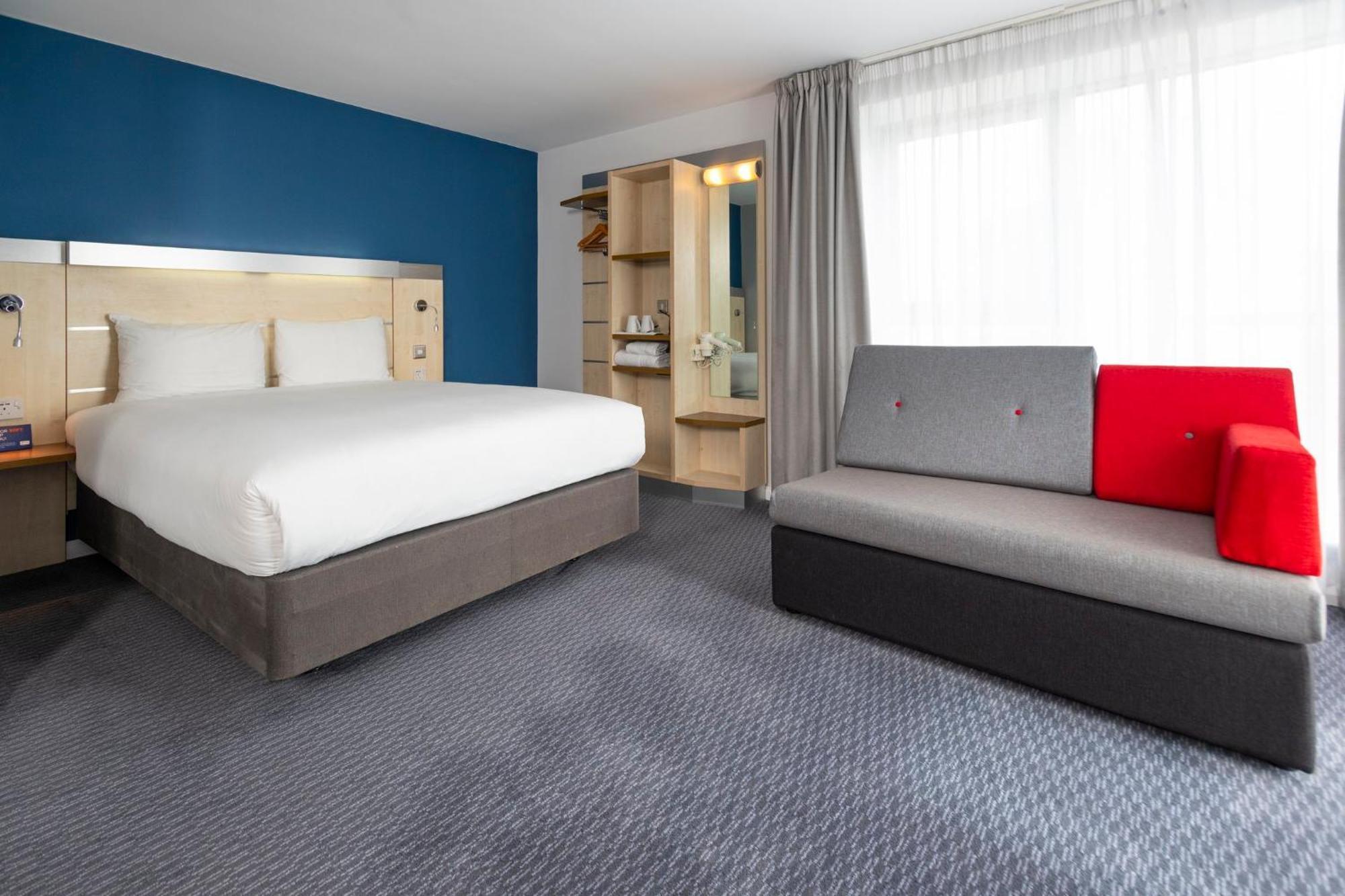Holiday Inn Express Swindon City Centre By Ihg Exterior foto
