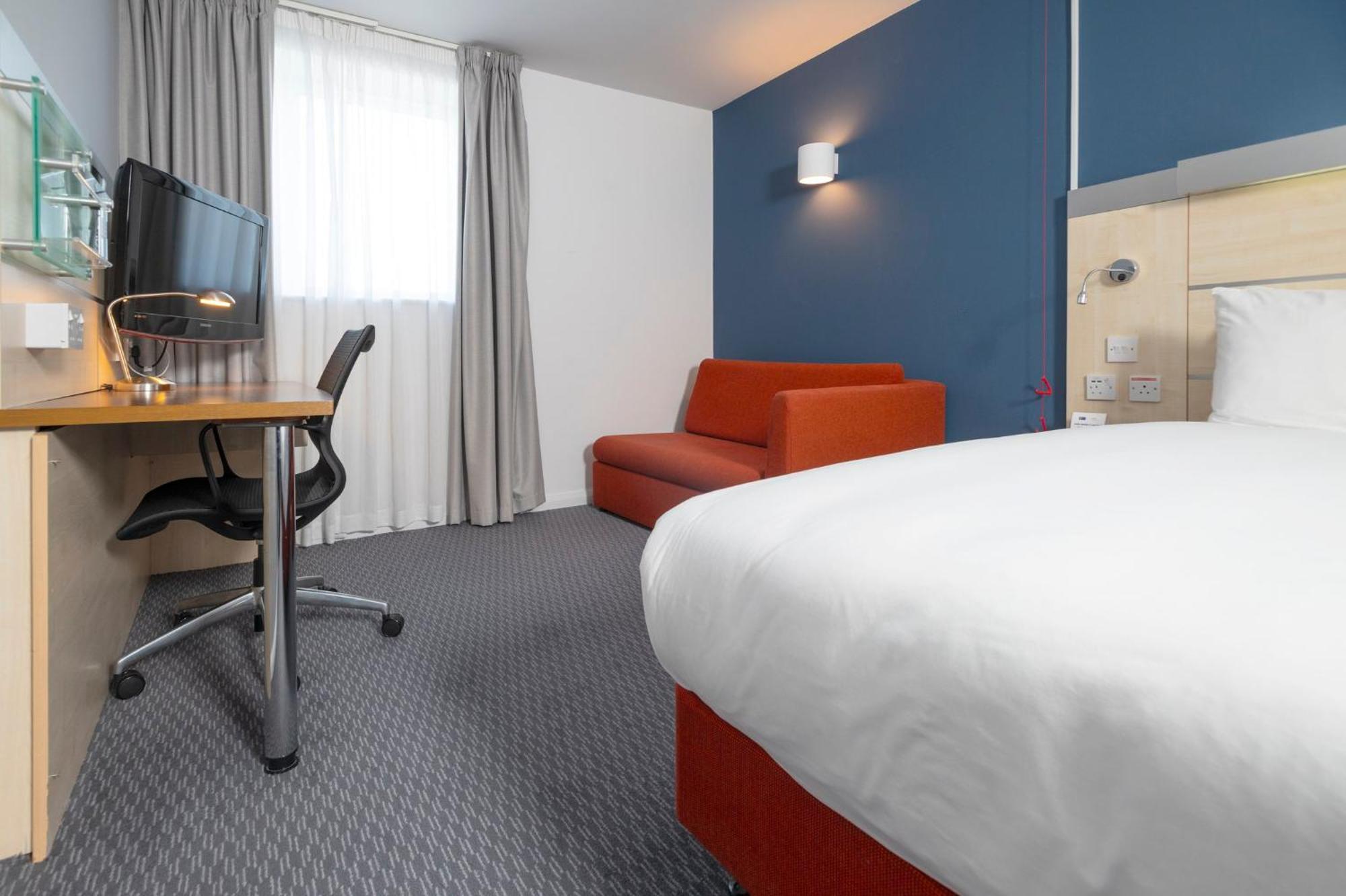 Holiday Inn Express Swindon City Centre By Ihg Exterior foto