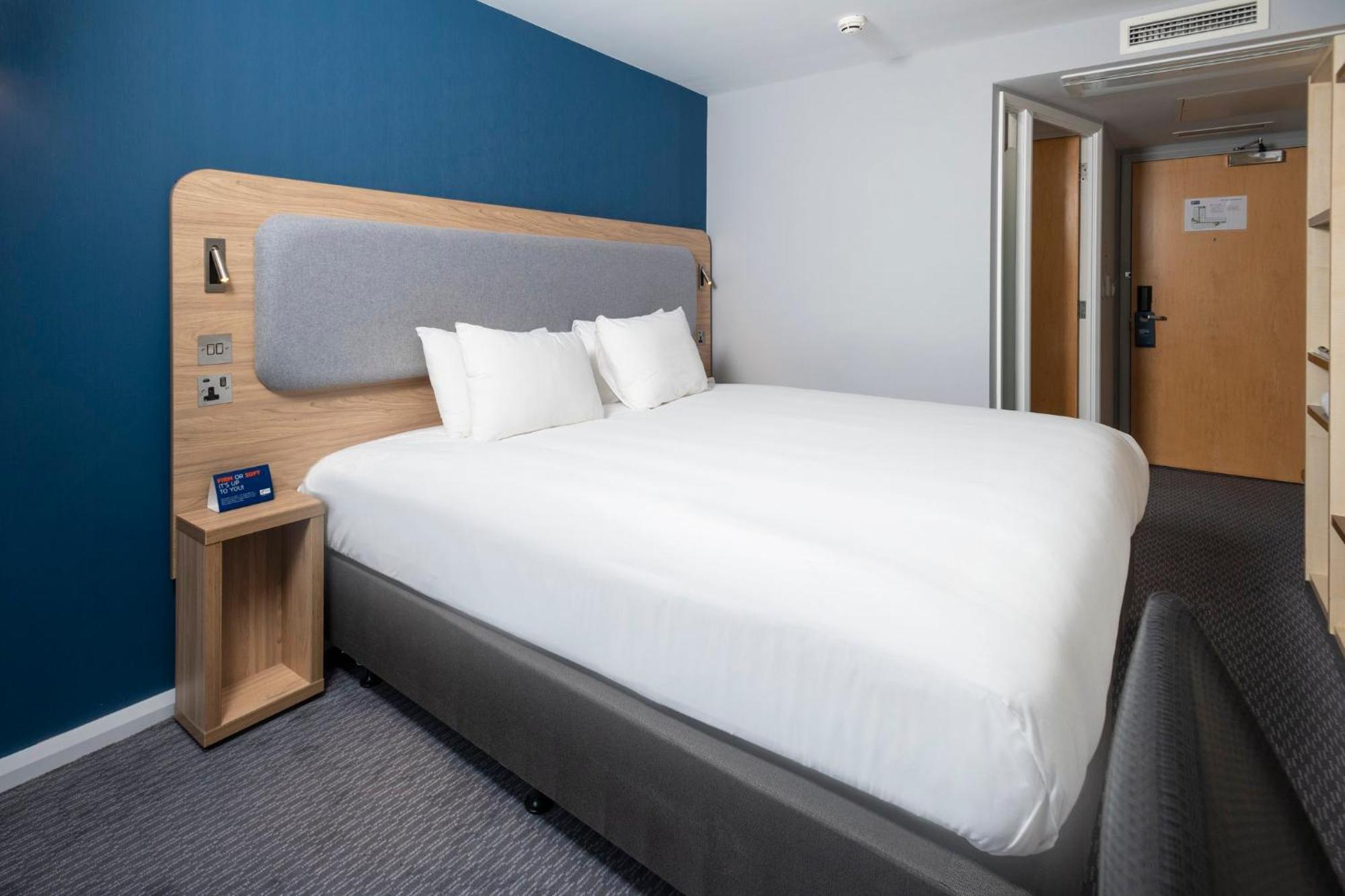 Holiday Inn Express Swindon City Centre By Ihg Exterior foto