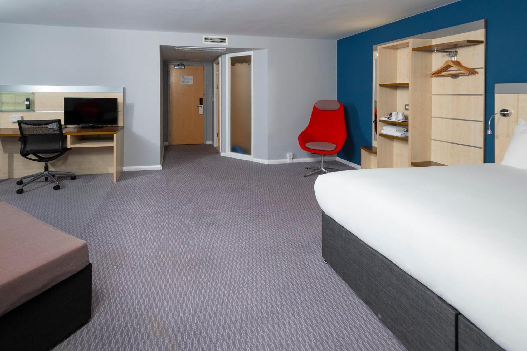 Holiday Inn Express Swindon City Centre By Ihg Exterior foto