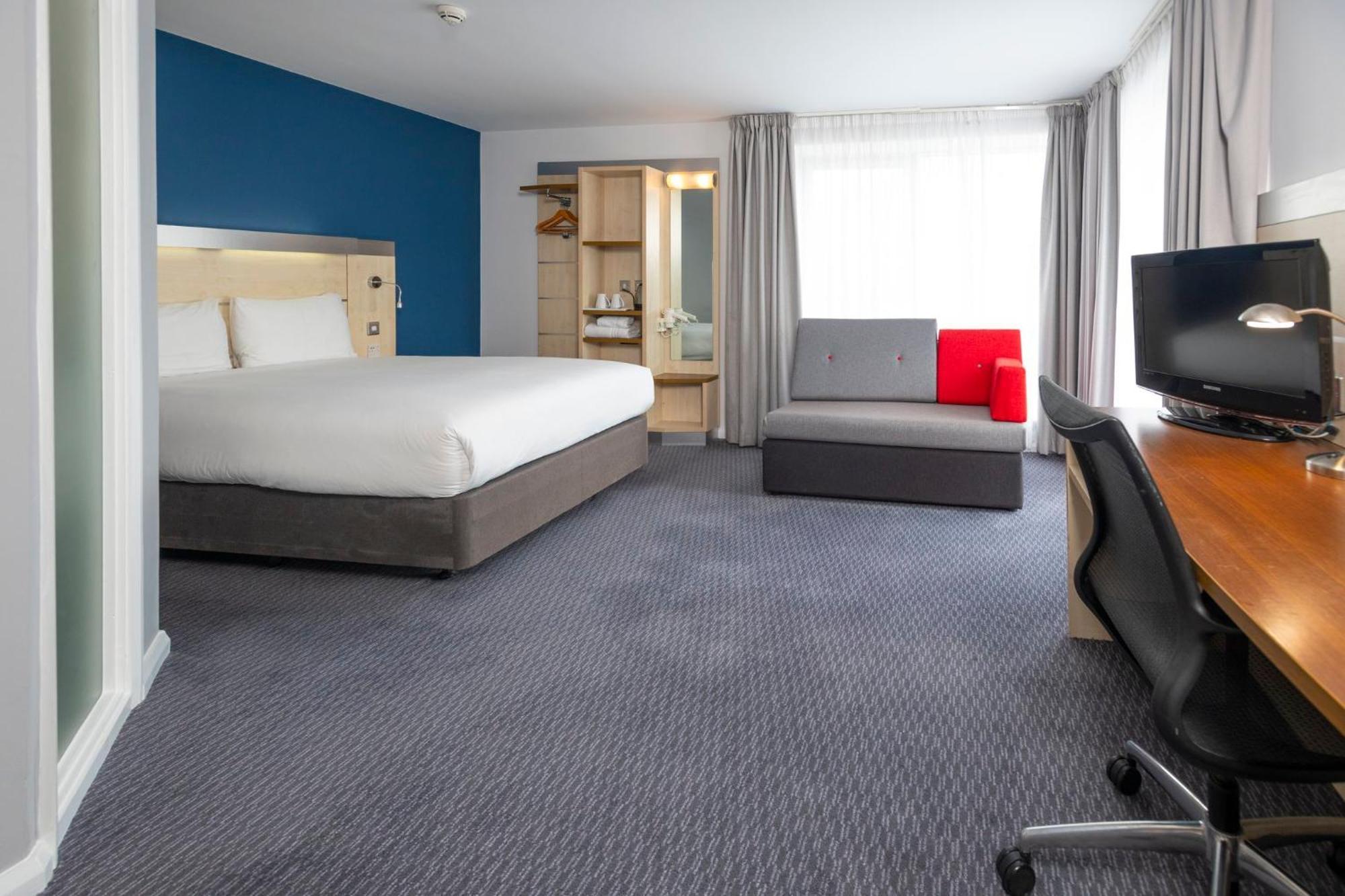 Holiday Inn Express Swindon City Centre By Ihg Exterior foto