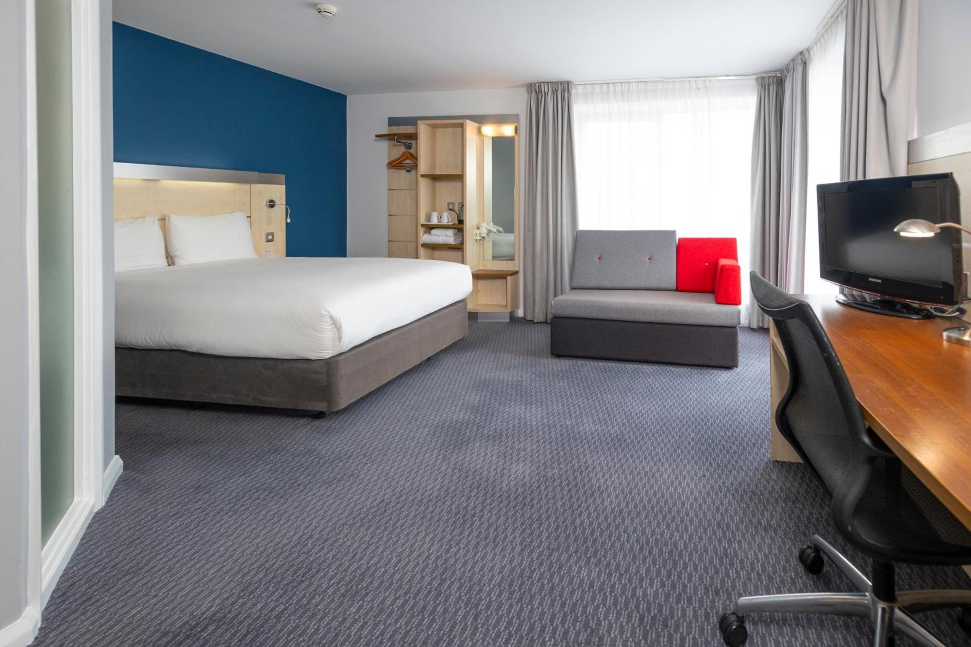 Holiday Inn Express Swindon City Centre By Ihg Exterior foto