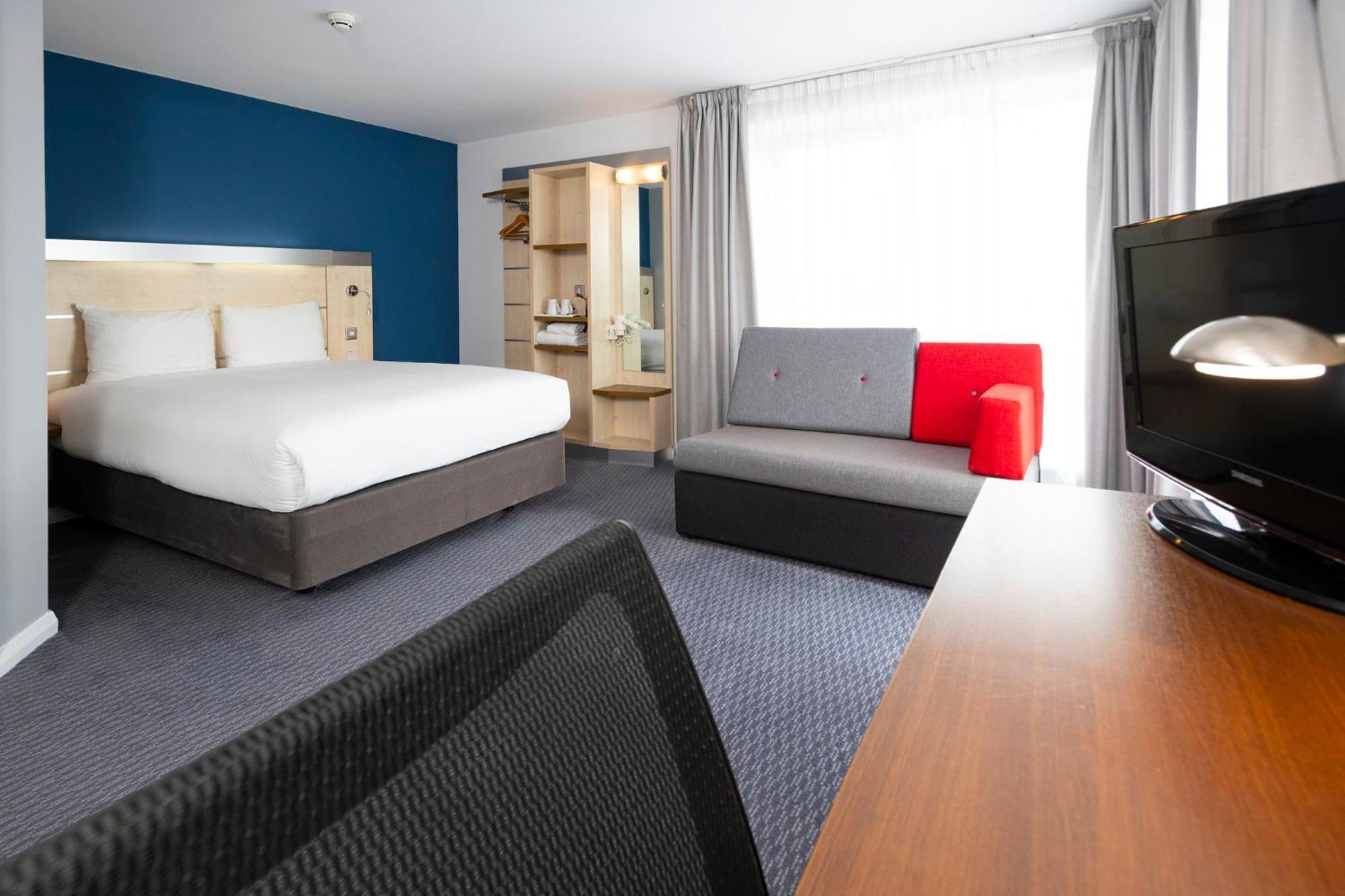 Holiday Inn Express Swindon City Centre By Ihg Exterior foto