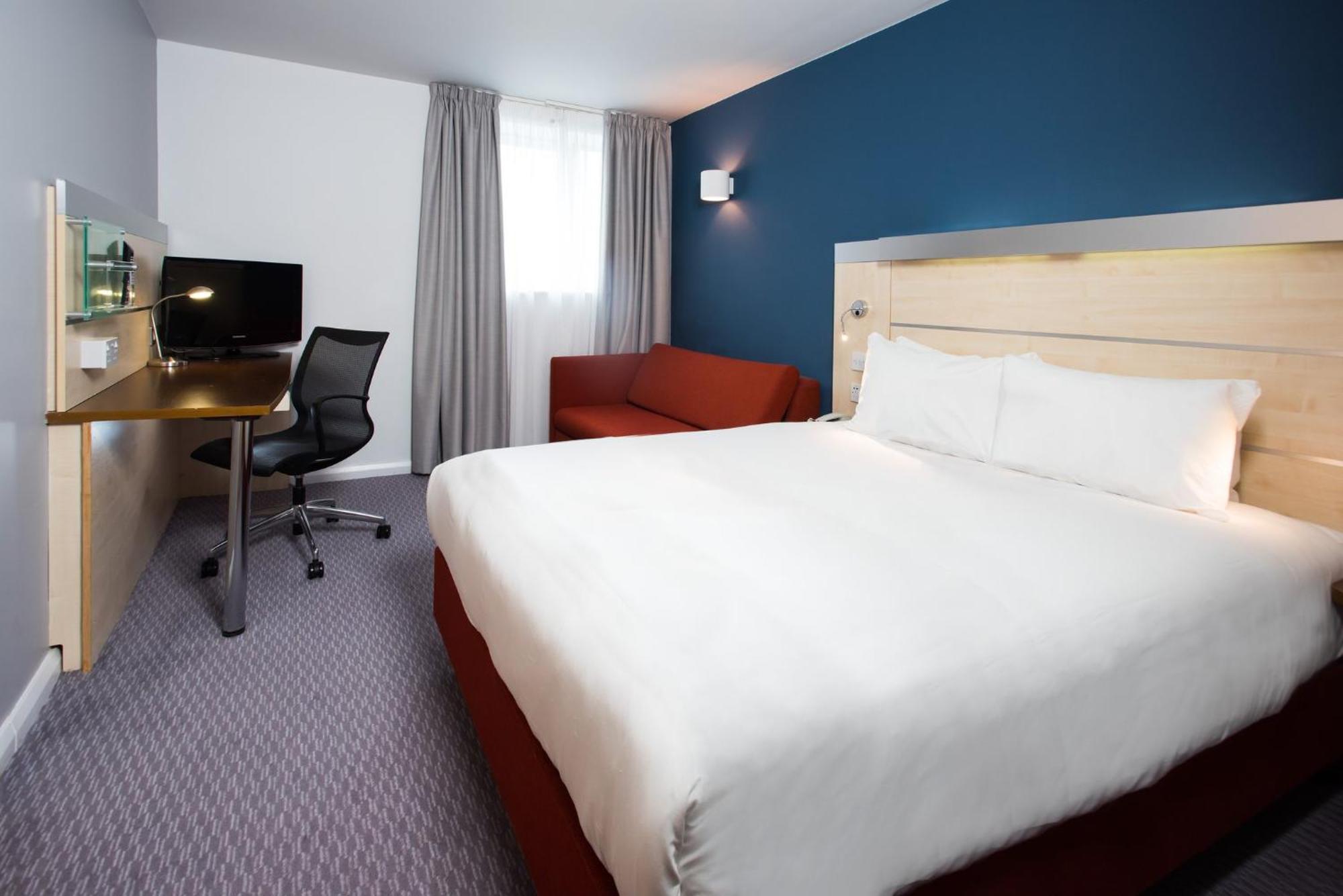 Holiday Inn Express Swindon City Centre By Ihg Exterior foto