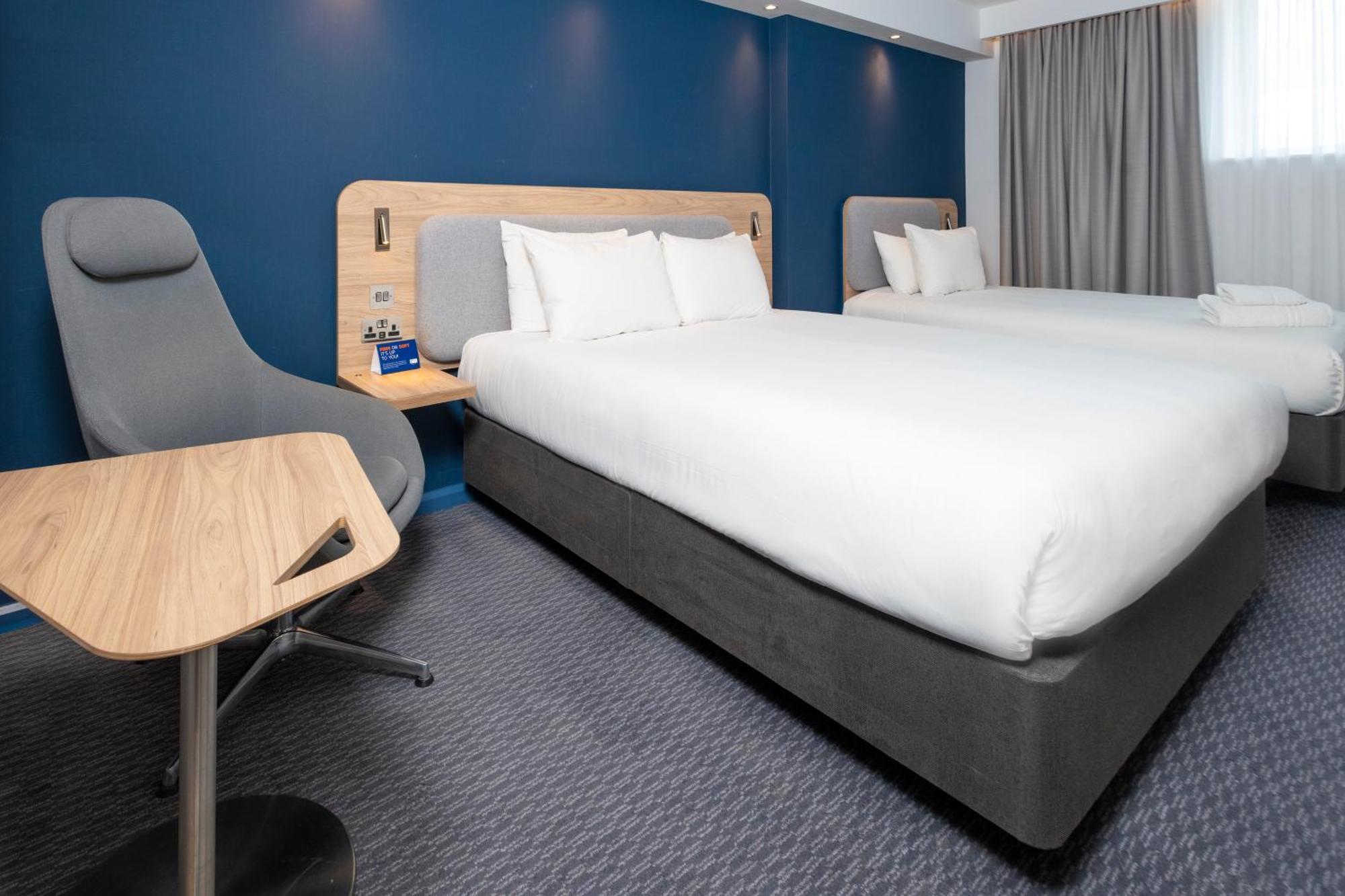 Holiday Inn Express Swindon City Centre By Ihg Exterior foto