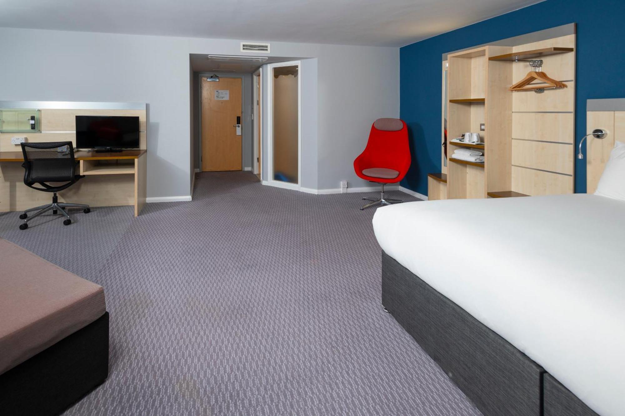 Holiday Inn Express Swindon City Centre By Ihg Exterior foto