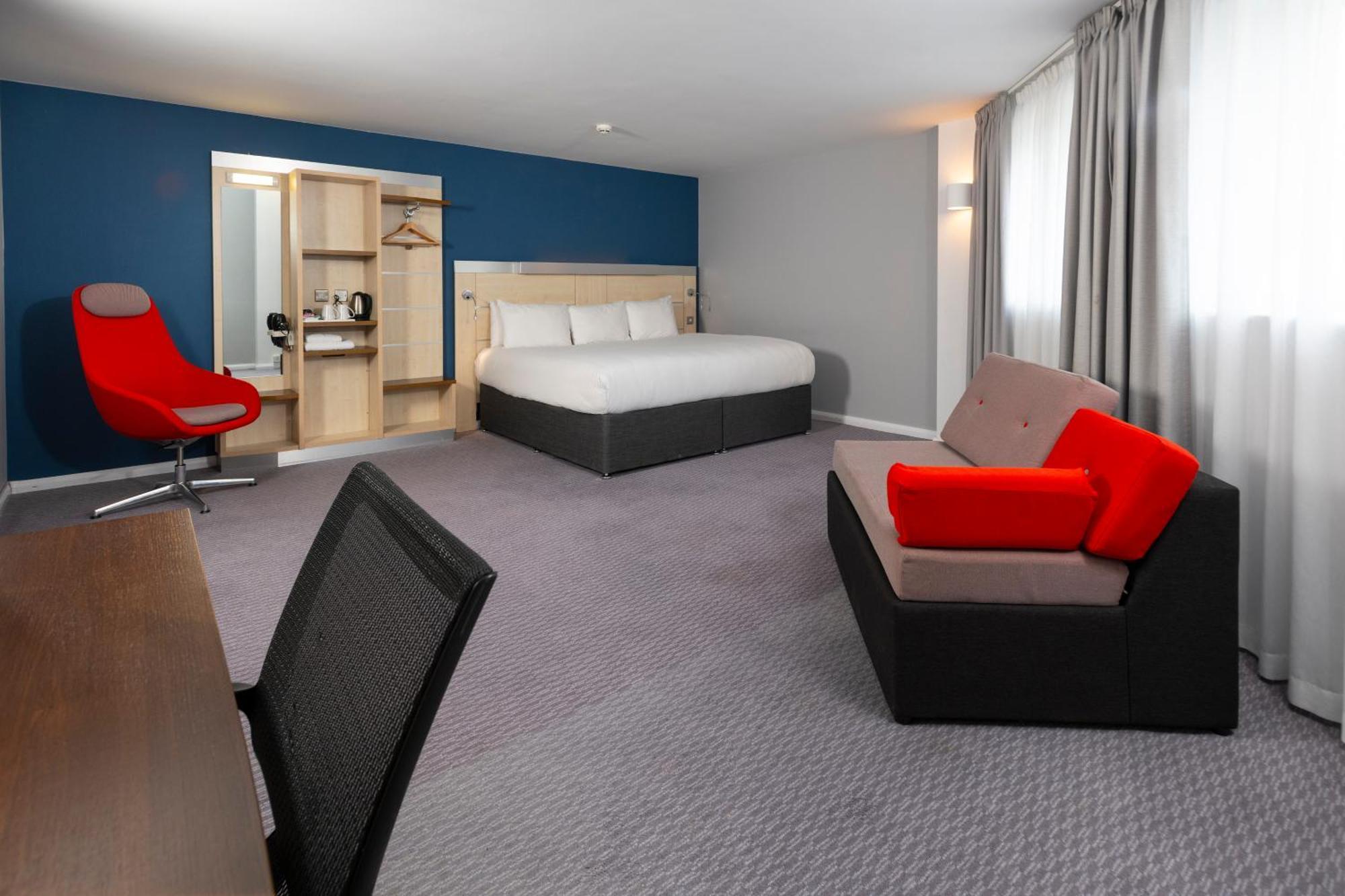 Holiday Inn Express Swindon City Centre By Ihg Exterior foto