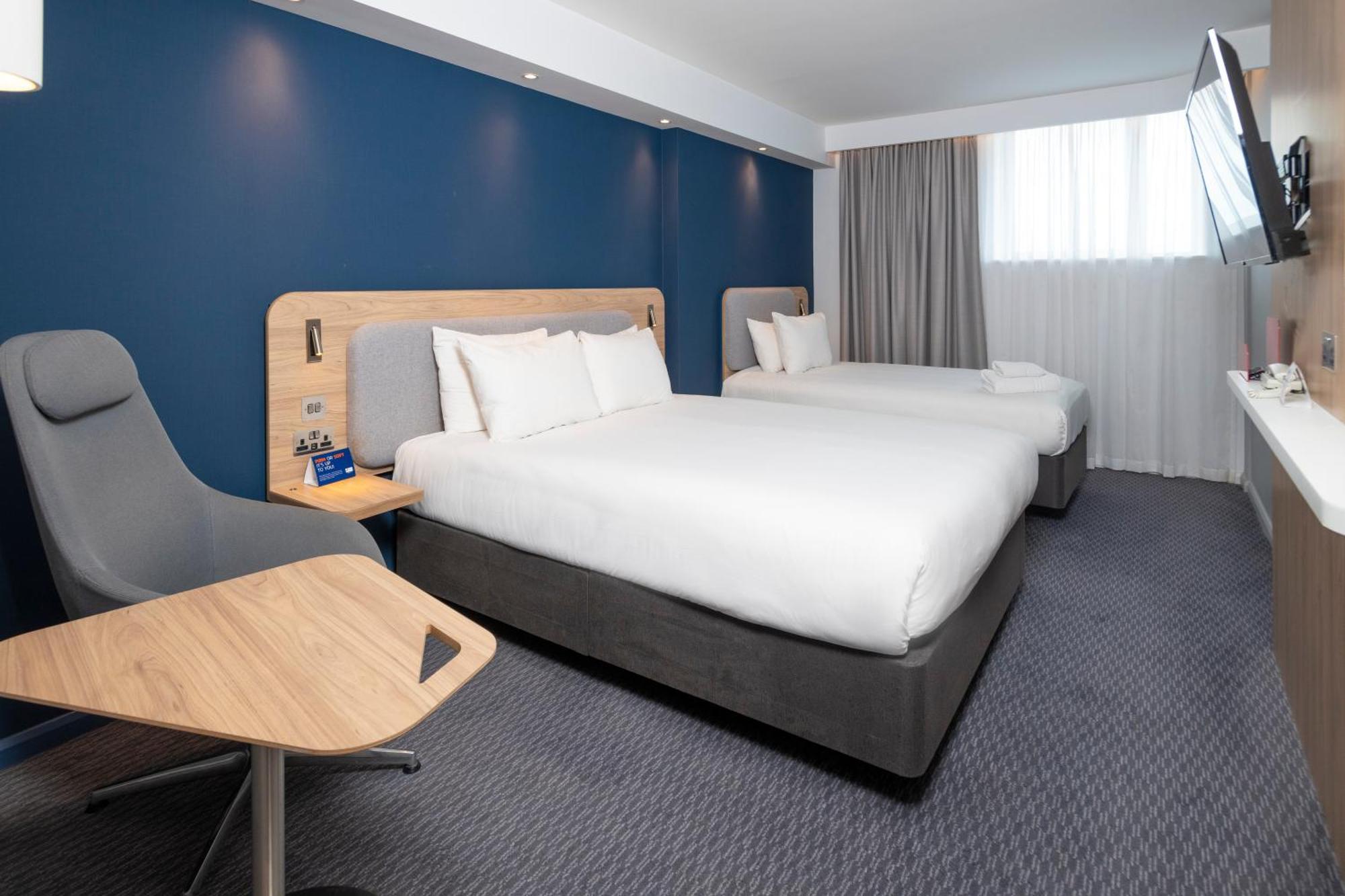 Holiday Inn Express Swindon City Centre By Ihg Exterior foto