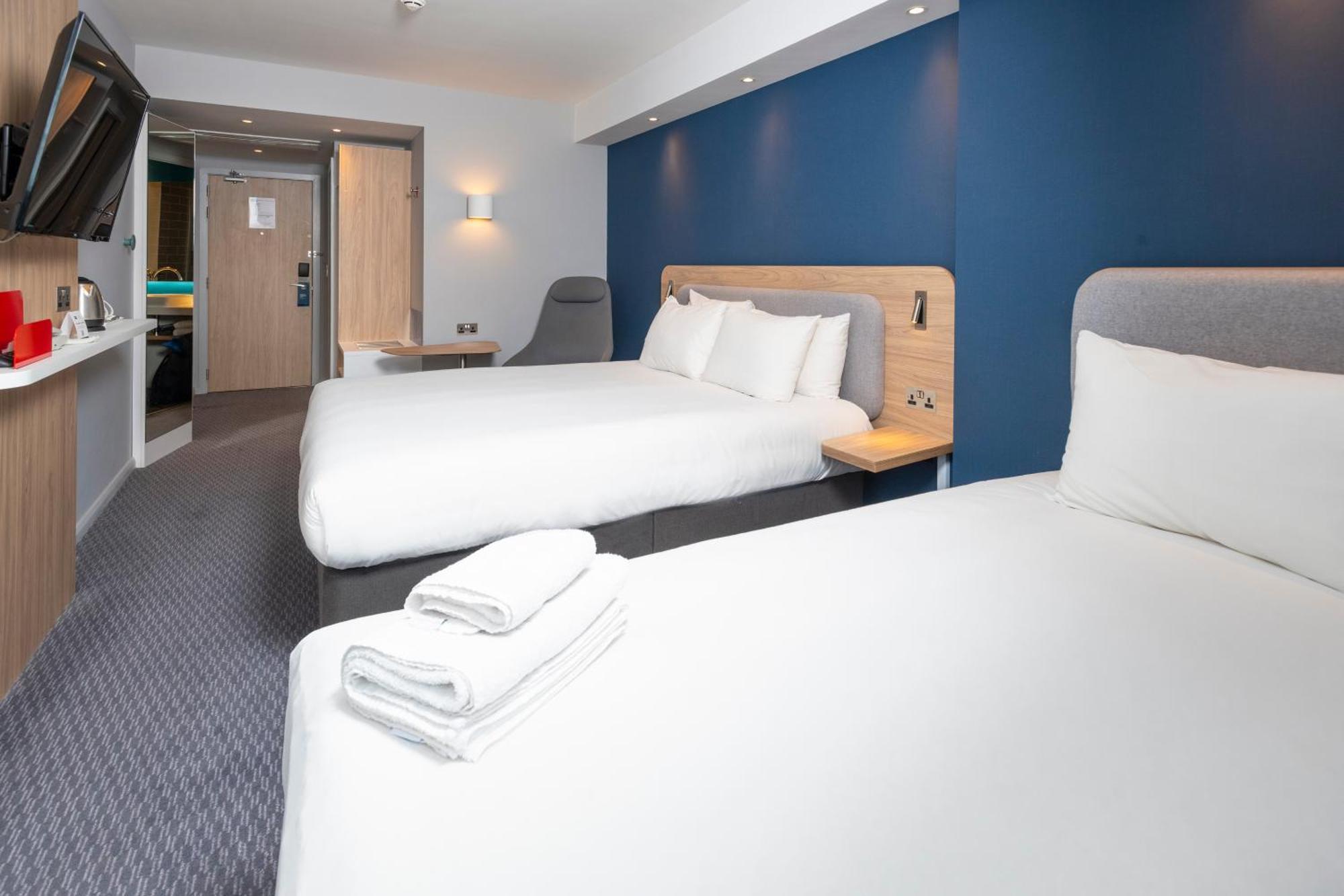 Holiday Inn Express Swindon City Centre By Ihg Exterior foto