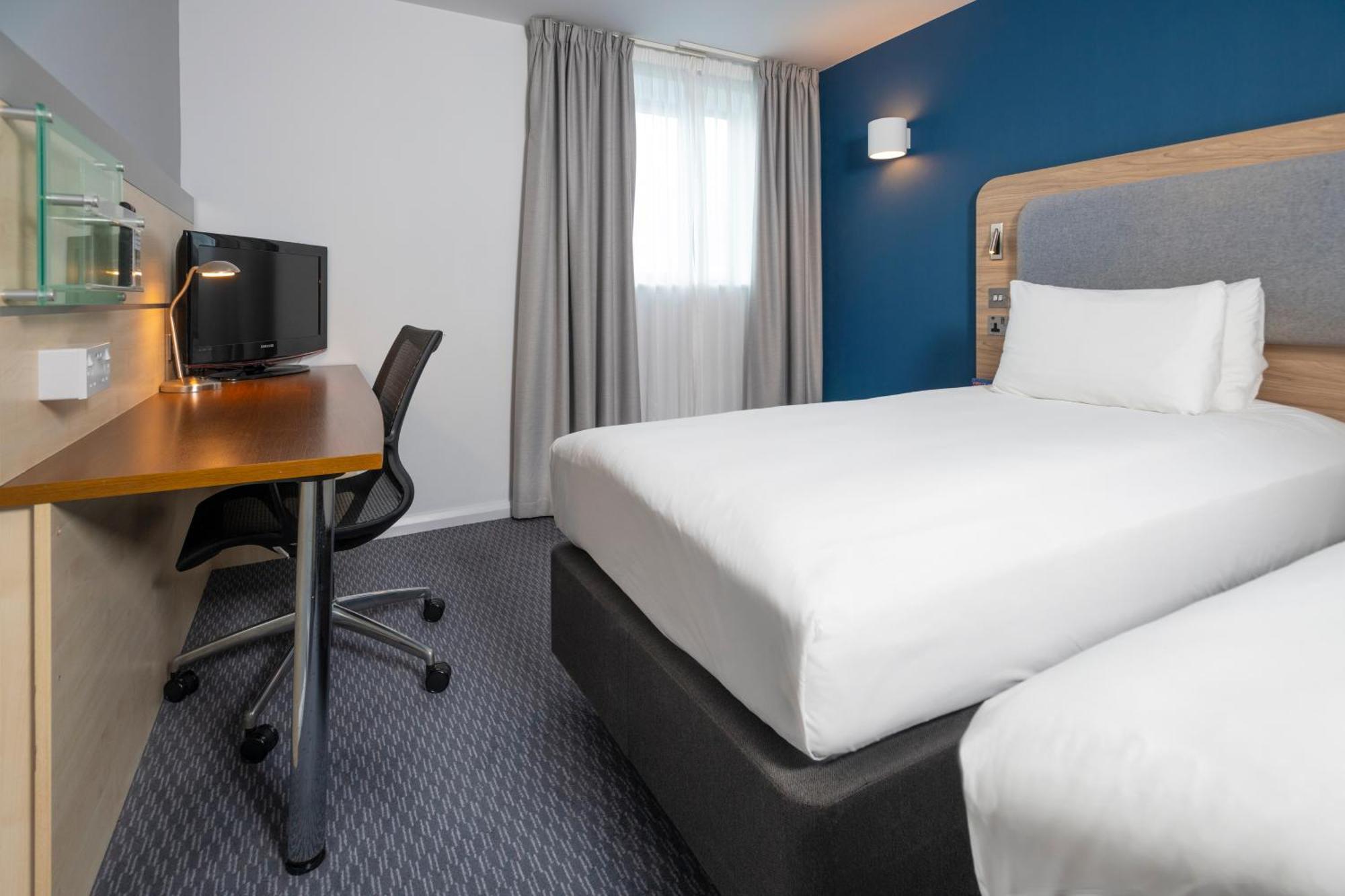 Holiday Inn Express Swindon City Centre By Ihg Exterior foto